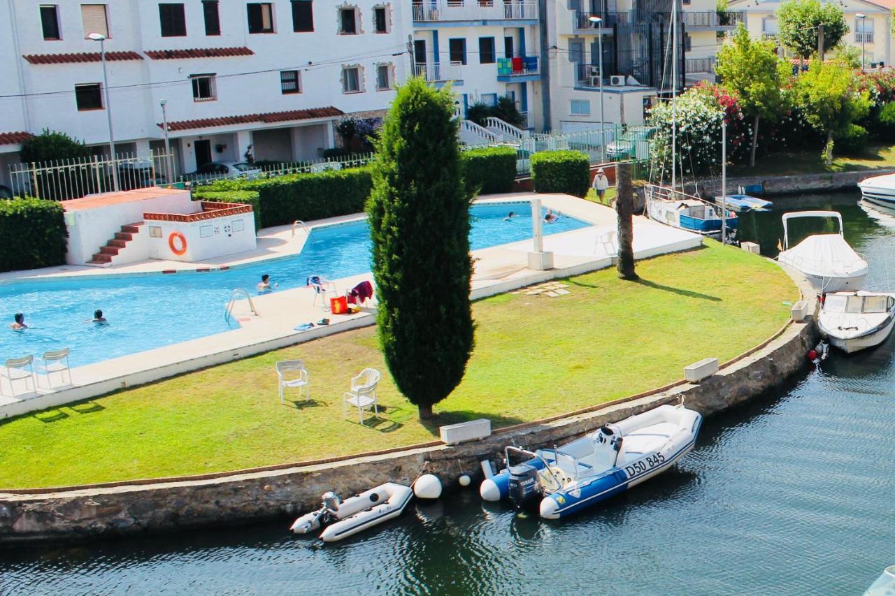 Port Sotavent: Canal-view With Pool In Marina Empuriabrava